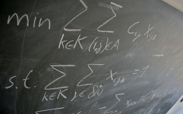 Ein auf einer Tafel aufgeschriebenes lineares Optimierungsmodell