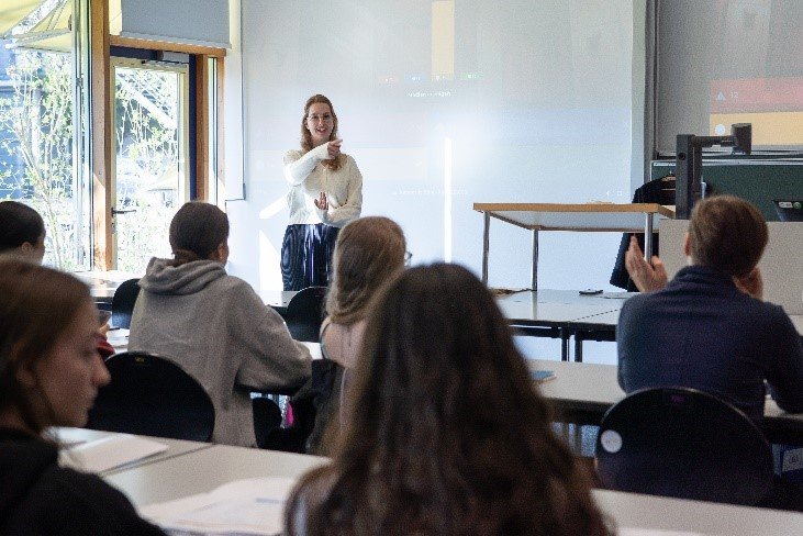 Eine Schülerin wird aufgeruft