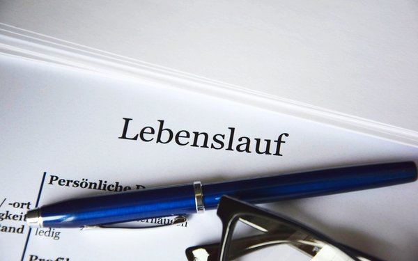 Lebenslauf mit Stift und Brille