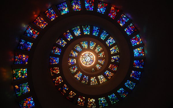 Spirale aus Glasfenstern