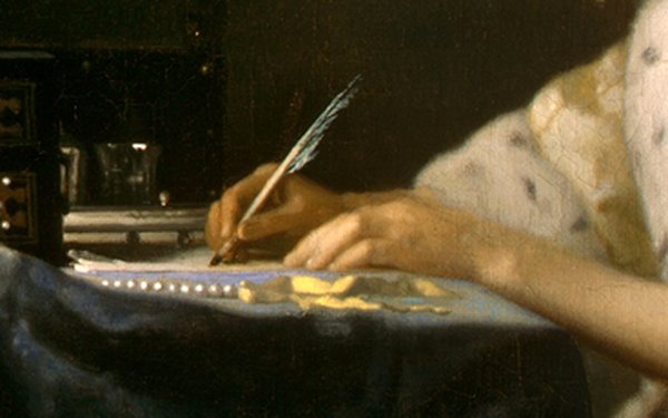 Detail eines Gemäldes von Vermeer, auf dem zwei Hände zu sehen sind, die mit einer Feder einen Brief schreiben.