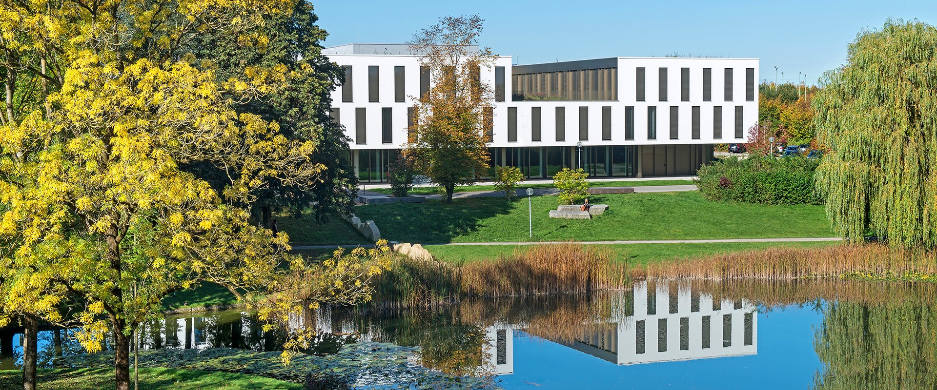 Uni-See mit Kunst- und Musikgebäude Frühling