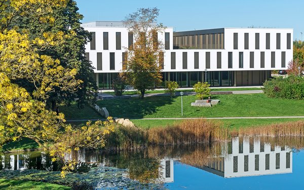 Uni-See mit Kunst- und Musikgebäude Frühling