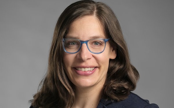 Portrait Frau Dr. Risini, LL.M.