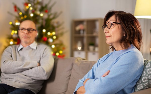 Streit unter dem Christbaum Weihnachten (Symbolbild)