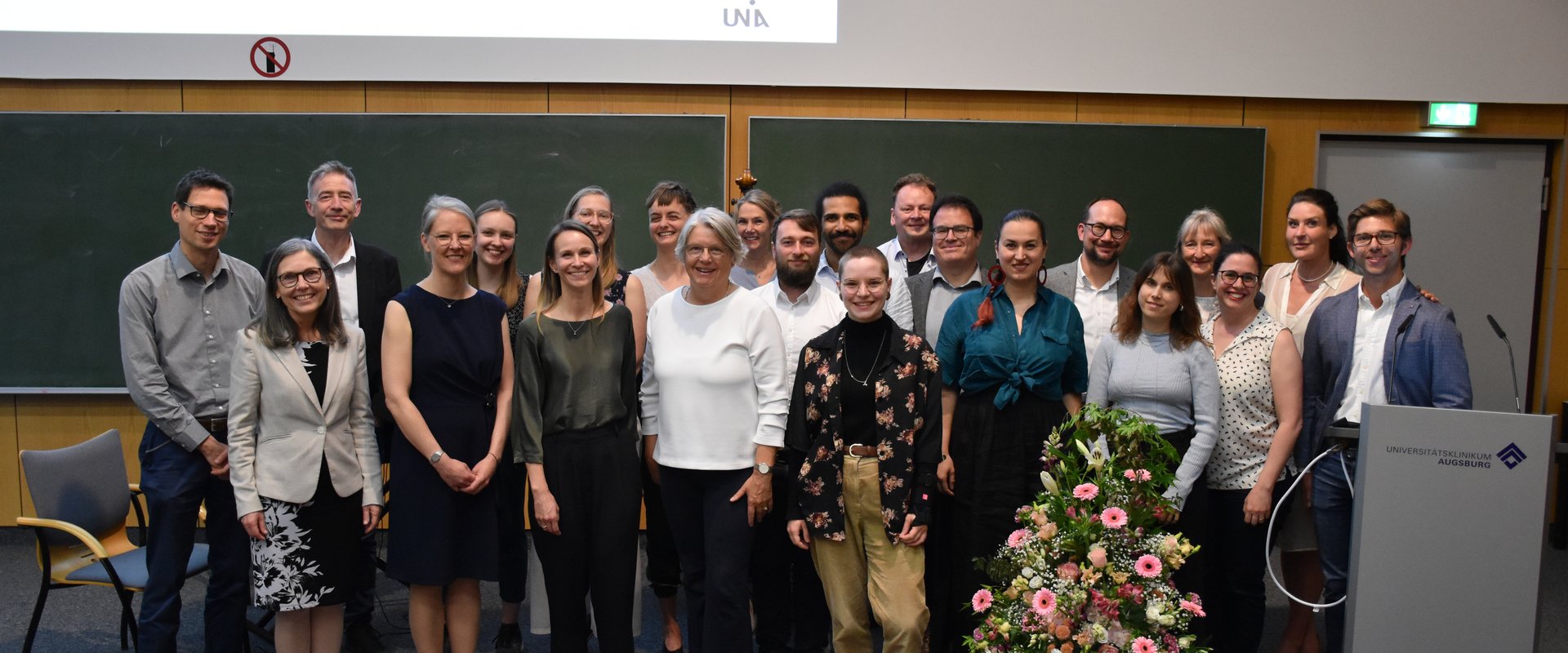 Das IEHHS-Team, Dekanin der med. Fakultät Prof. Dr. Martina Kadmon sowie die Gastredner Prof. Dr. Claudia Wiesemann und Prof. Dr. Michael Parker bei der Einweihung des Instituts am 16. Mai 2024
