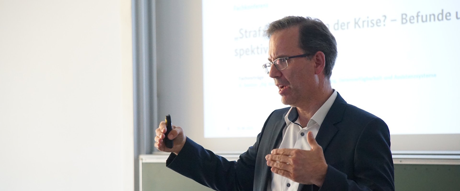 Prof. Kaspar hält einen Vortrag.