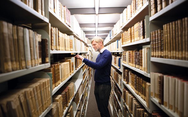 Universitätsbibliothek mit Mitarbeiter