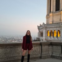 Frau vor einem Ausblick auf Lyon