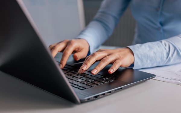Nahaufnahme, eine Frau arbeitet am Laptop