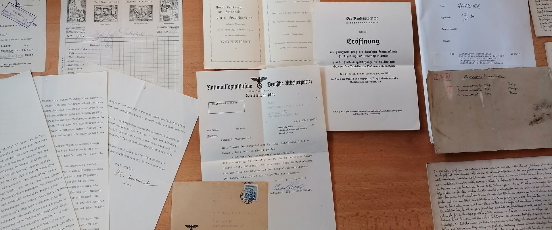 Es sind Dokumente aus dem Masaryk-Archiv zu sehen.