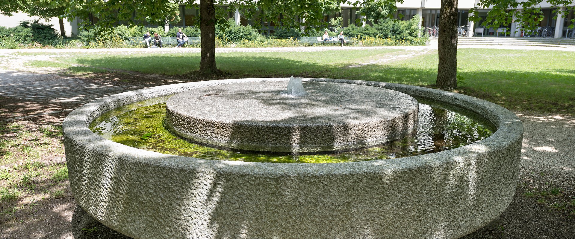 Auf dem Bild sieht man das Kunstwerk Brunnenschale des Künstlers Herbert Peters