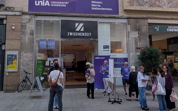 Außen Ansicht des Pop-Up-Stores ./uni.hello_aux in der Annastraße