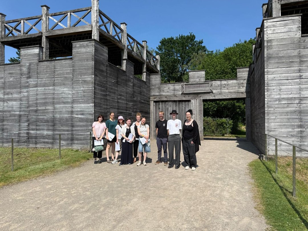 Studentengruppe vor Tor an Römerbaustelle Aliso, LWL-Römermuseum Haltern am See