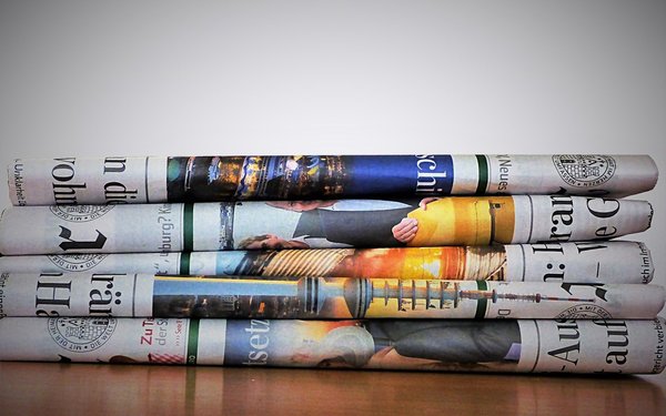 Ein Stapel mit drei Zeitschriften zusammengefaltet