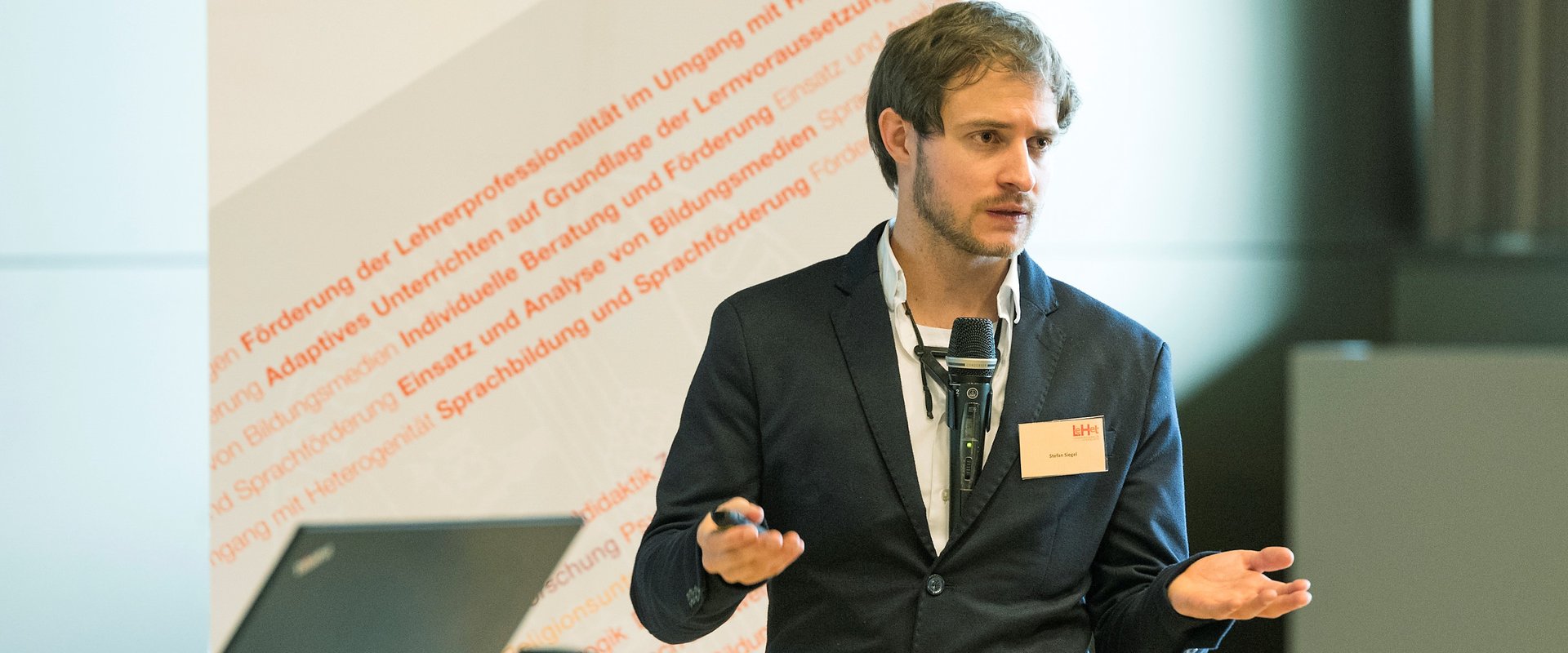 Stefan T. Siegel, M.A. beim 3. wissenschaftlichen Symposiums des Projekts LeHet mit einem  Ko-Referat zu theoriebezogenen Einstellungen und Überzeugungen von Studierenden lehramtsbezogener und erziehungswissenschaftlicher Studiengänge