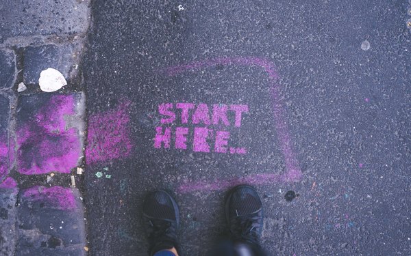 Aufschrift auf Straße: Beginne hier