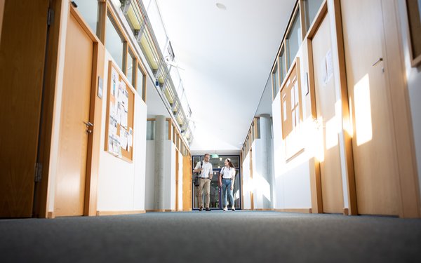 Büroflur mit Personen
