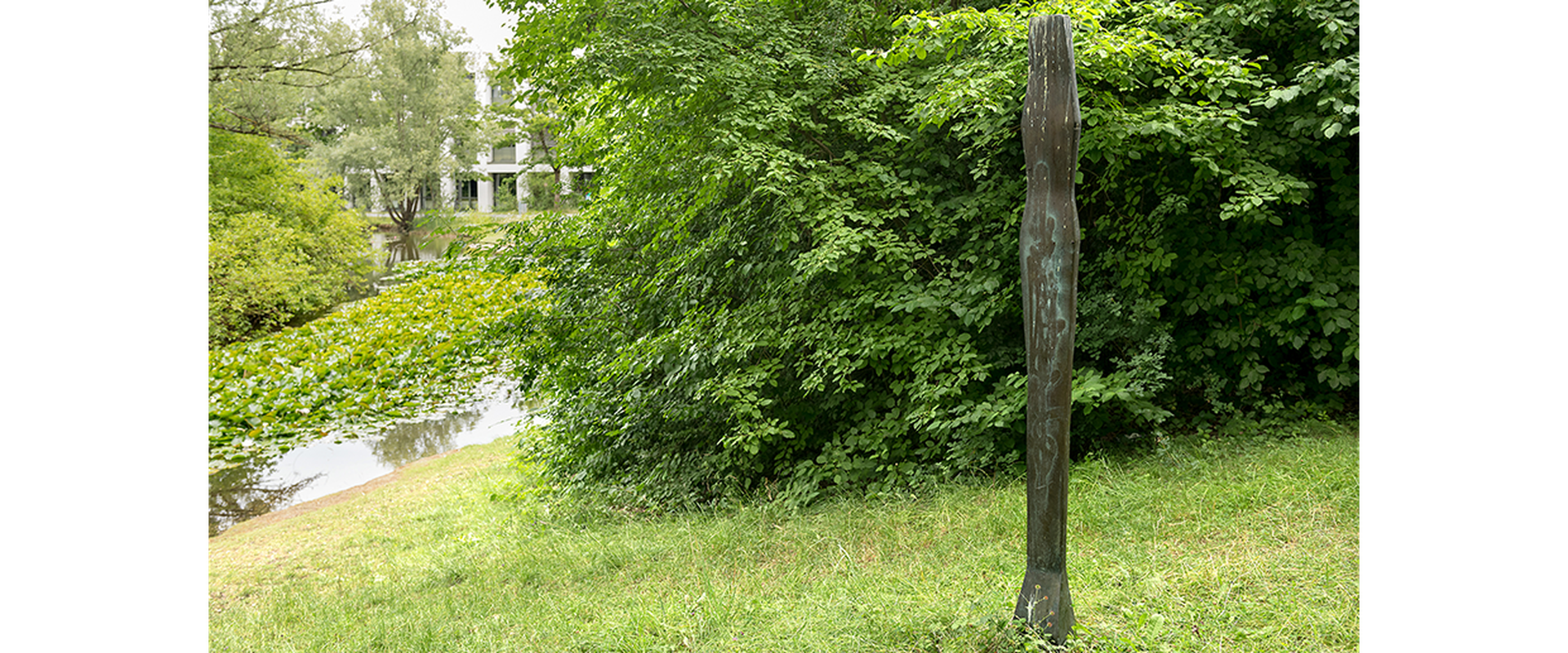 Auf dem Bild sieht man das Kunstwerk Stele "Mädchen" von Christa von Schnitzler