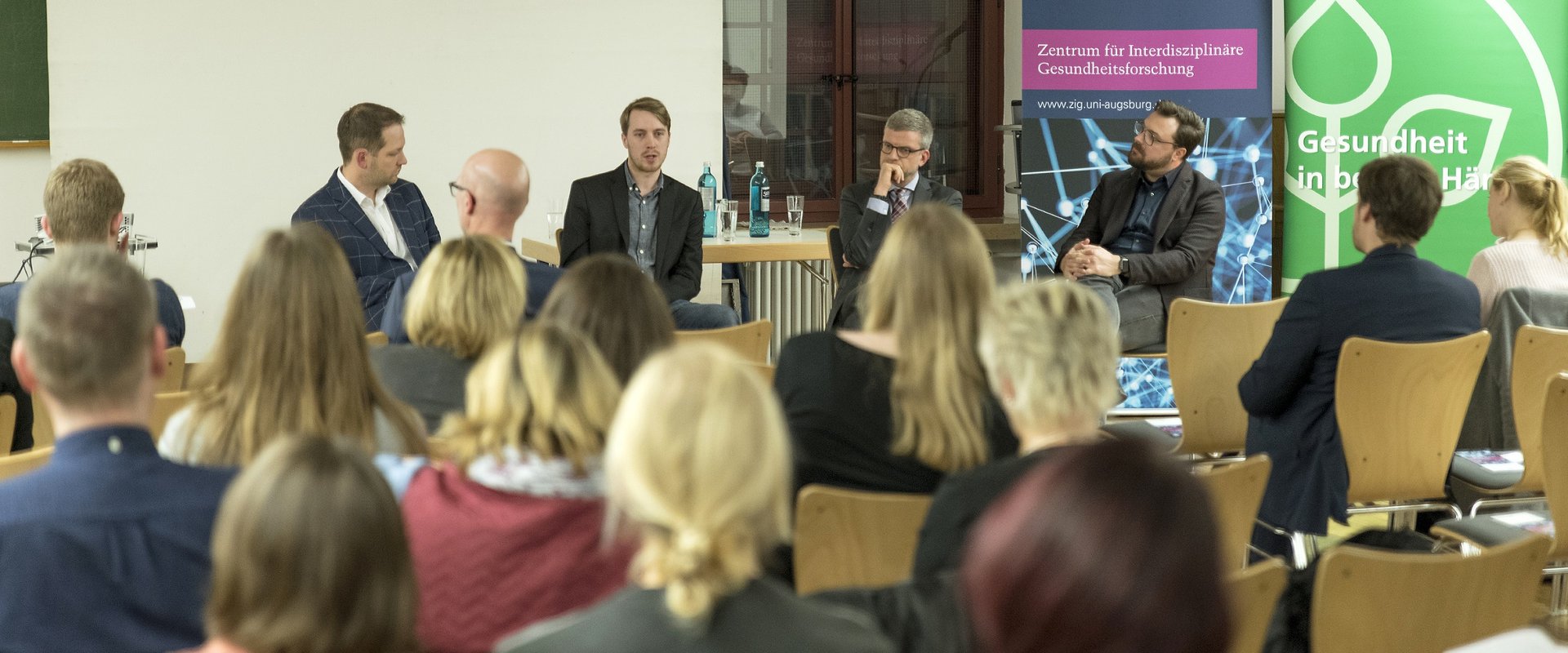 Das Bild zeigt das Podium beim 3. Augsburger Gesundheitsdialog