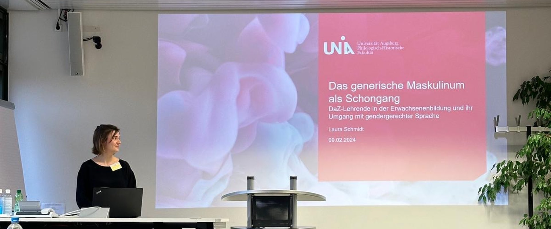 Es ist ein Bild von Laura Schmidt bei ihrem Vortrag zu sehen
