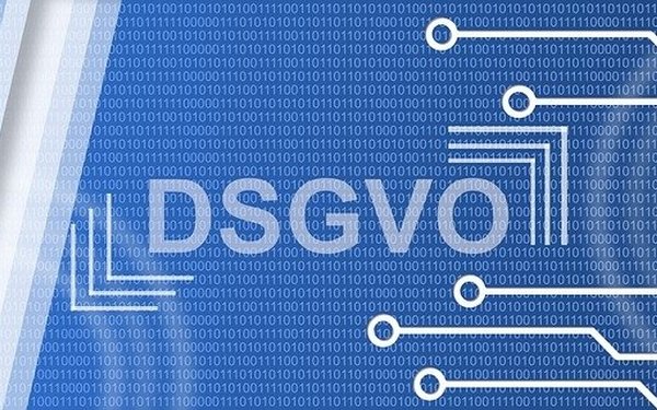 Schriftzug DSGVO vor blauem Hintergrund.