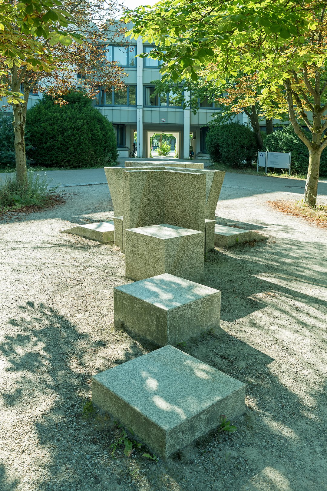 Auf dem Bild sieht mein ein Kunstwerk von Leo Kornbrust, das aus verschieden angeordneten Steinen besteht.