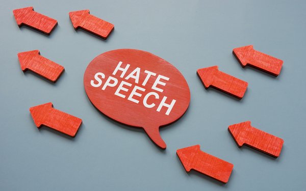 Sprechblase in rot, darin steht "Hatespeech"