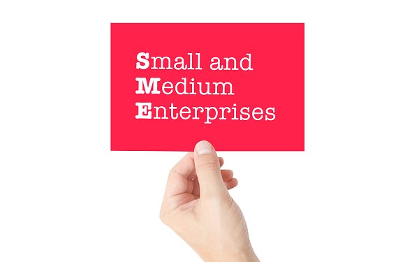 Eine Hand hält ein Schild mit der Aufschrift Small and Medium Enterprises