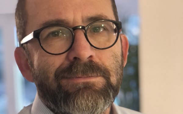 Auf dem Foto sieht man Prof. Dr. Marco Hien