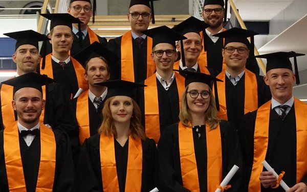 Absolventen des MBA Unternehmensführung bei ihrer Graduierung