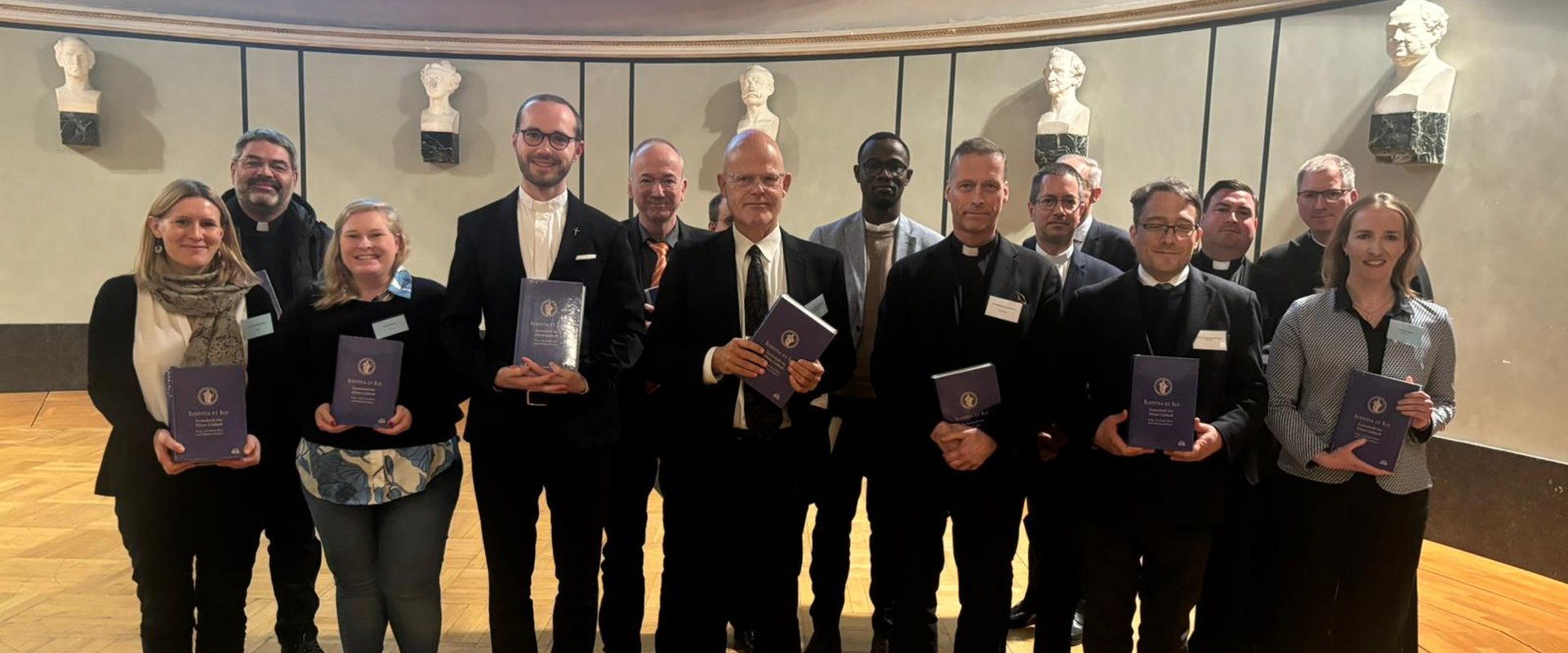 Gruppenbild der Übergabe der Festschrift an Herrn Professor Güthoff; abgebildet sind Herr Prof. Güthoff und an der Festschrift beteiligte Autoren/Autorinnen