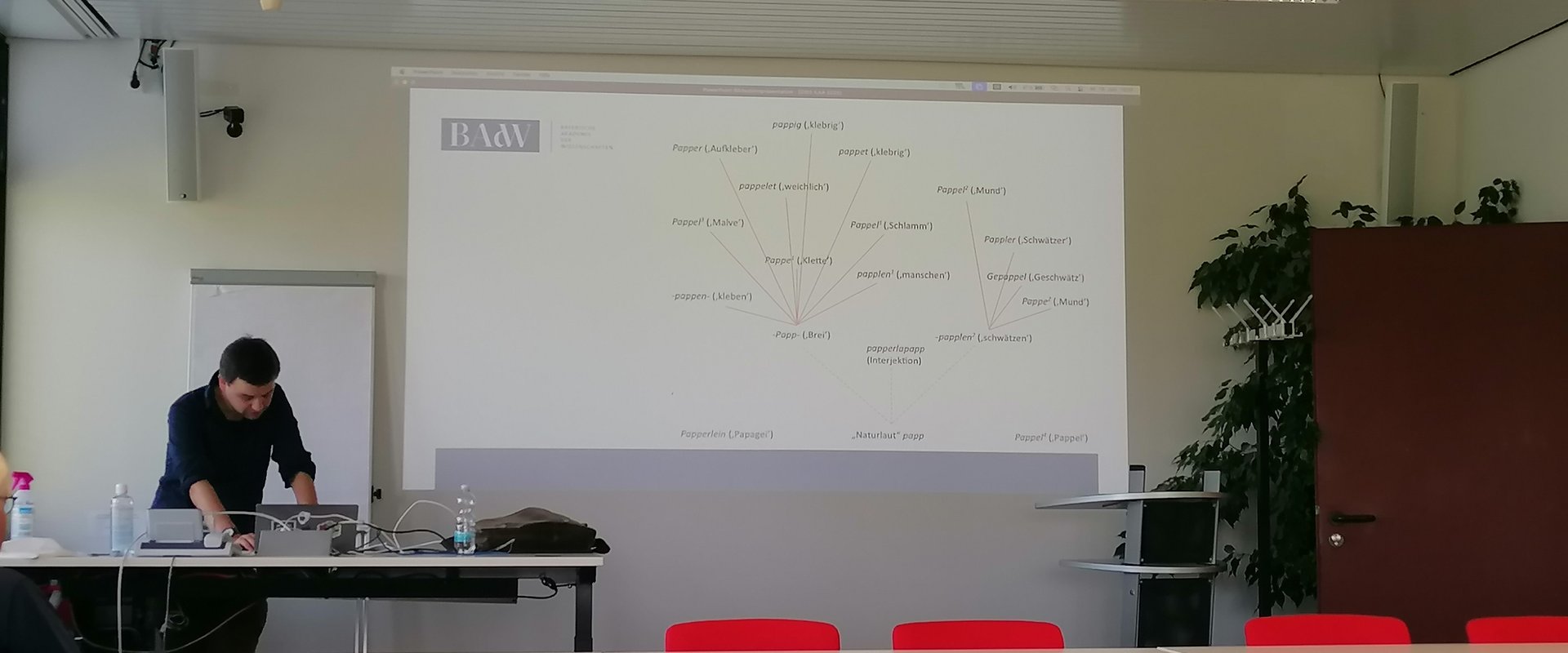 Es ist Dr. Wellner beim ILKA-Vortrag zu sehen.