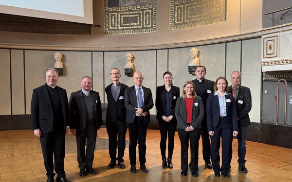 Gruppenbild der Referentinnen und Referenten sowie des Moderationsteams auf der Bhne derGro?en Aula der LMU Mnchen