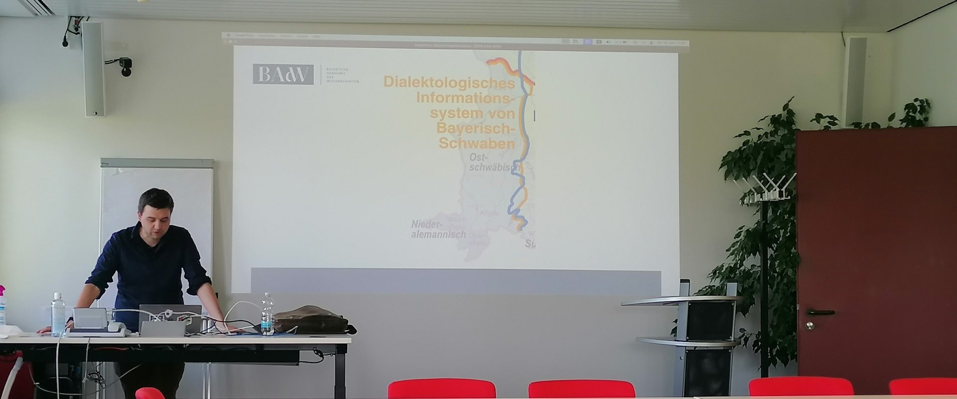 Es ist Dr. Wellner beim ILKA-Vortrag zu sehen.