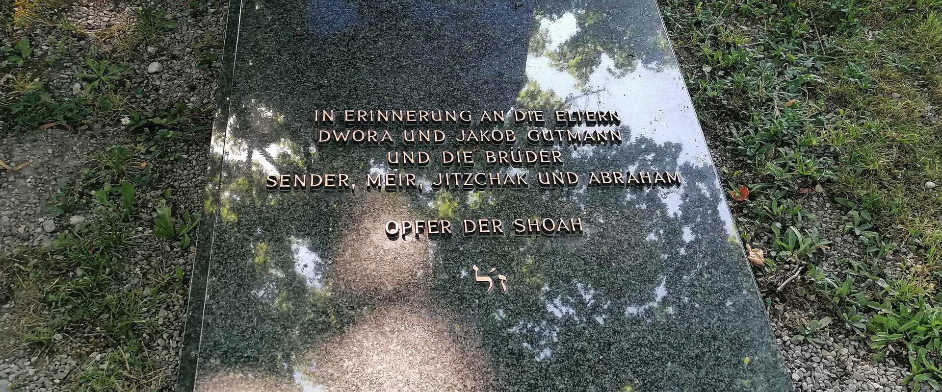 Auf dem Bild ist ein Gedenkinschrift auf dem Jüdischen Friedhof Augsburg zu sehen.