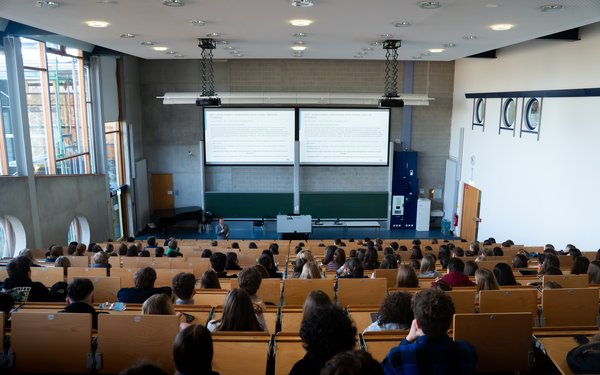 Kurzvorlesung am Studienerkundungstag der Universität Augsburg: Schülerinnen und Schüler im Hörsaal