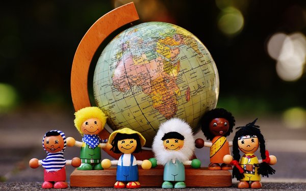 Weltkugeln mit Figuren aus unterschiedlichen Nationen