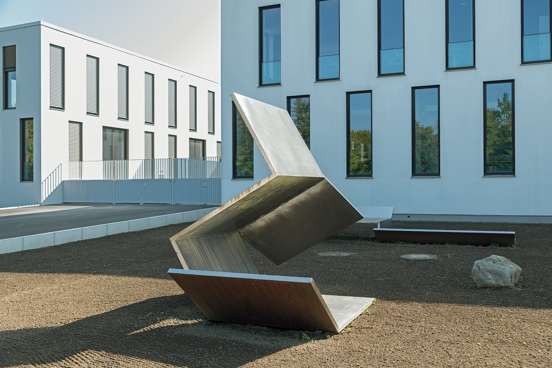 Auf dem Bild erkennt man das Kunstwerk To Sit_ von Alexandra Lohner