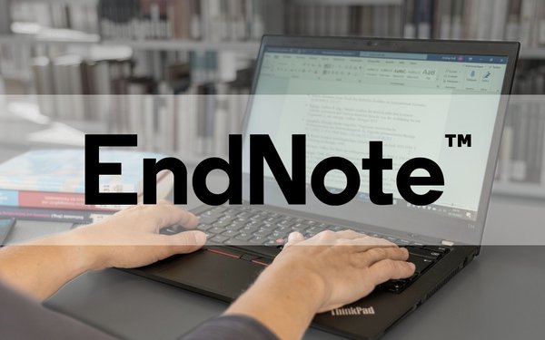 EndNote-Logo vor einem aufgechlagenem Laptop