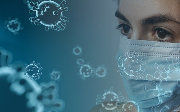 Frau mit Maske vor Coronaviren