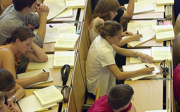 vorlesung_aufmerksame_studenten_volle_sitzbaenke_12-5_2000