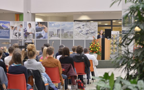 Gründungsdekanin Prof. Dr. Martina Kadmon begrüßt erste Medizinstudierende