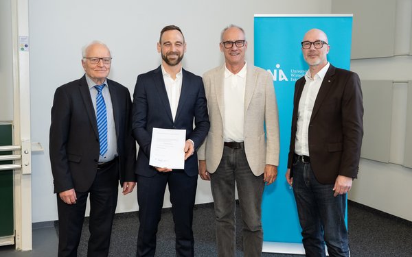 Ludwig Schmid, Dr. Lars Wietschel, Prof. Dr. Peter Welzel, Prof. Dr. Robert Nuscheler bei der Verleihung des Viermetz-Wissenschaftspreis 2025.