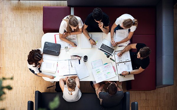 Studierende der Wirtschaftswissenschaftlichen Fakultät lernen gemeinsam, Perspektive von oben
