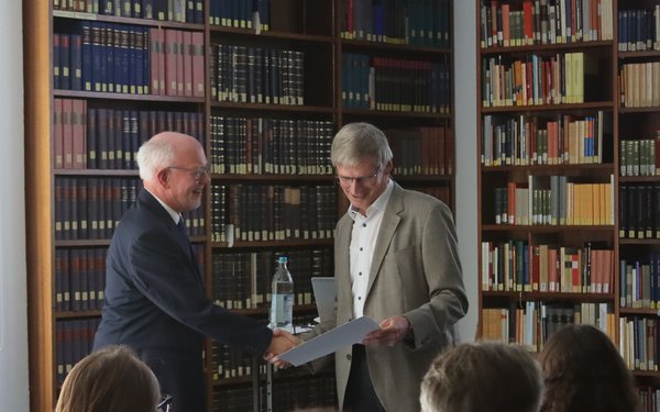 In der Kommission für Alte Geschichte überreicht Prof. Schuller Prof. Weber die Urkunde zur Aufnahme als korrespondierendes Mitglied des DAI.