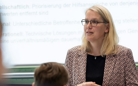 Frau Prof. Dr. Kerstin Schlögl-Flierl spricht beim Werkstattgespräch am 7.6.2023.