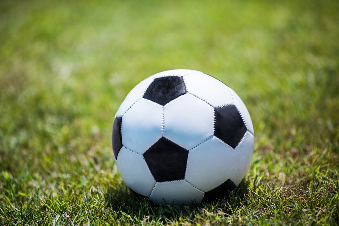 Fußball liegt auf grünem Rasen