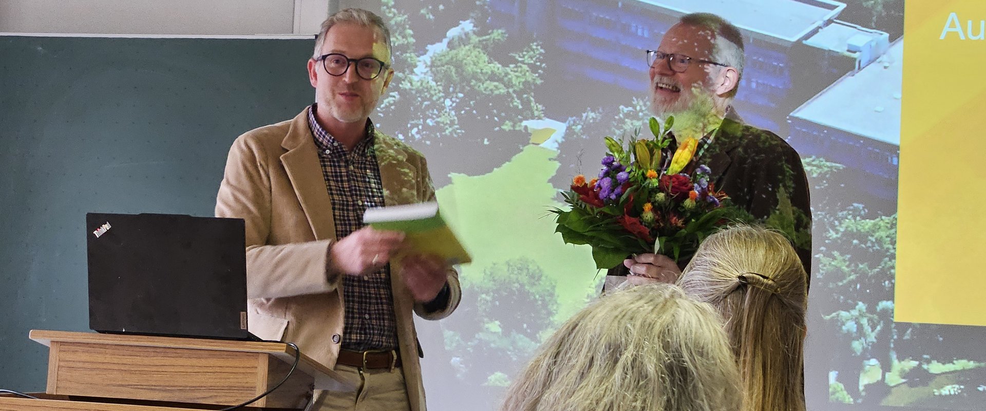 Dekan Gasser berreicht die Neuerscheinung des fakult?ren Forschungsschwerpunkts