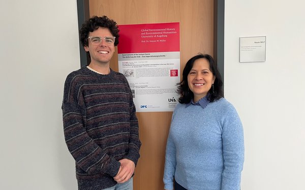 Dr. Jaime Uluwehi Hopkins von der _appͶע of Hawaii und Dr. Harrison Croft von der Monash _appͶע in Australien als internationale Gastforschende an der Uni Augsburg